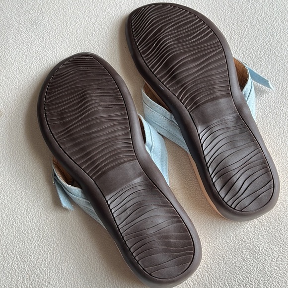 New No brand, bought as vionic; they aren’t, baby blue canvas thong sandals 8. - Picture 4 of 4